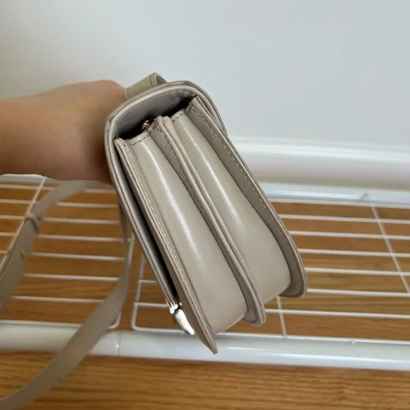 Flattered leather crossbody bag in crème - Picture 10 of 13